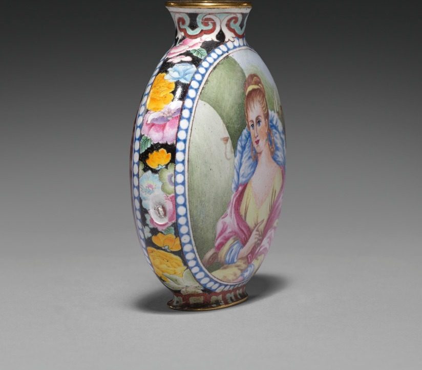 Snuff Bottle with European Figures