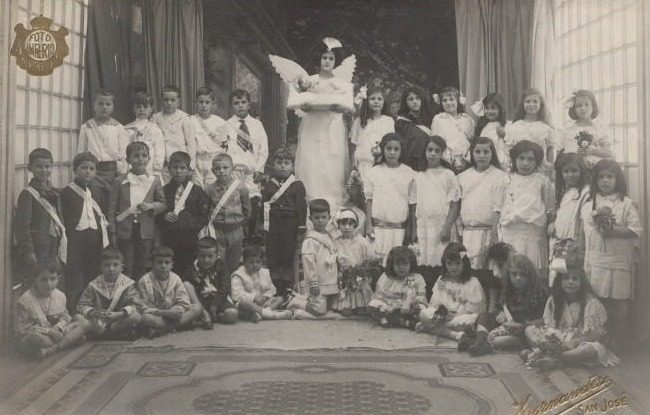 Untitled (Semi-Circle of Children, Central Girl Dressed as an Angel Holding the Baby Jesus) by Andrés and Francisco Hernández (Costa Rican, active c. 1910s–30s)