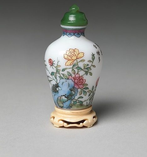 Snuff bottle with flowers and rocks