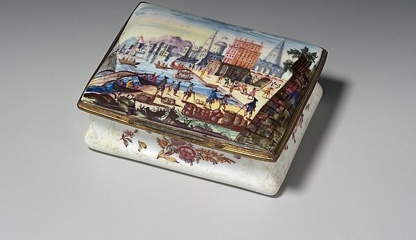 Snuffbox with harbor scene