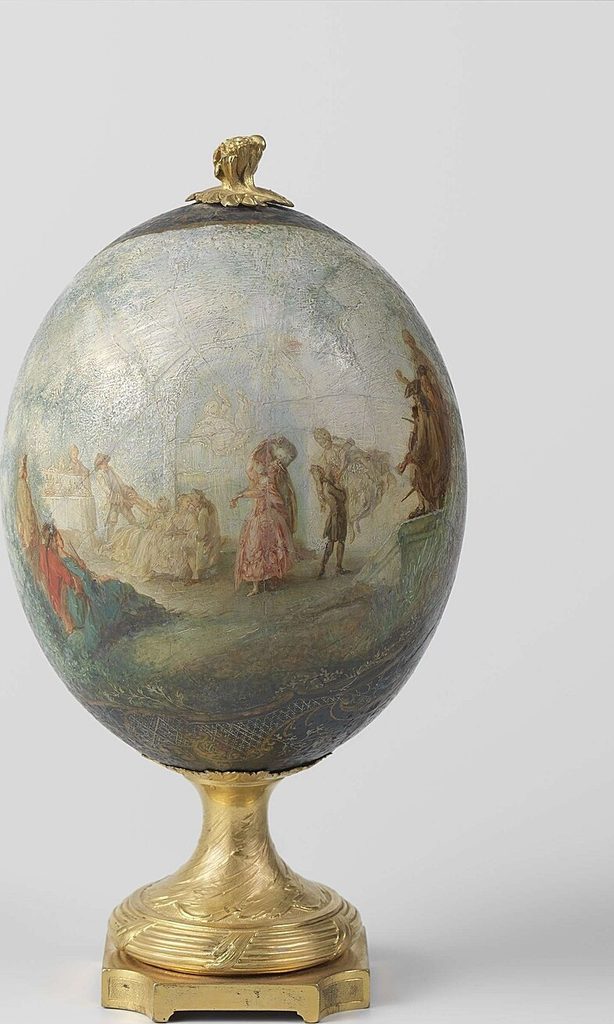 Struisvogelei op basis van verguld brons, met geschilderde voorstelling van een dans in de open lucht, met orkest by Attributed to Jean Étienne Le Bel